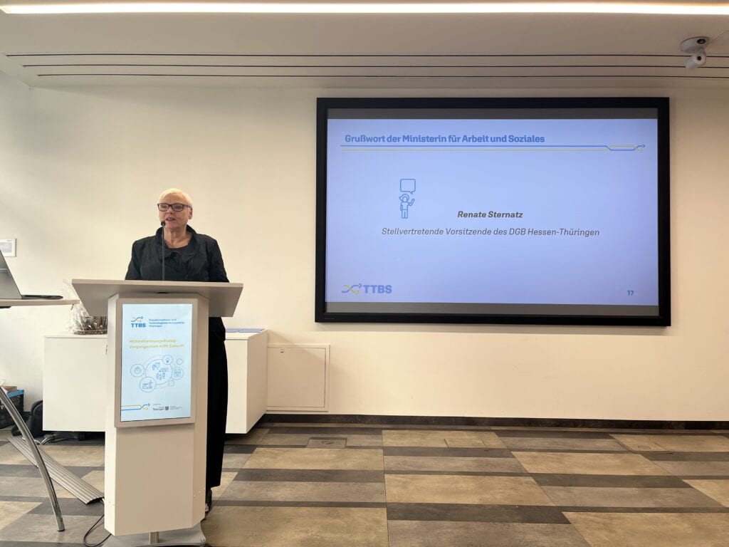 Mitgliederversammlung TTBS Thüringen, Renate Sternatz spricht vor Publikum, Fokus auf Arbeitsmarkt- und Sozialpolitik.