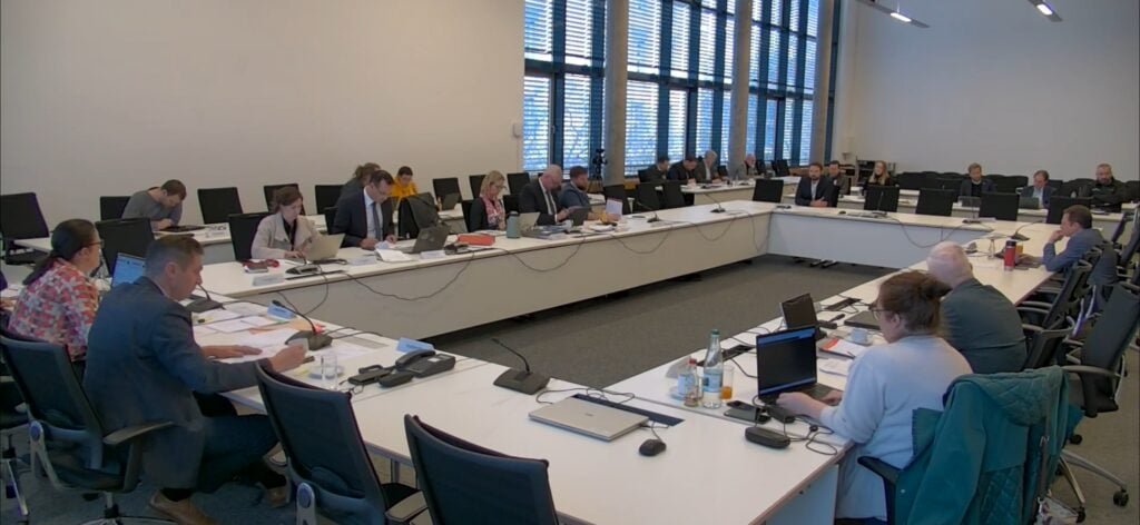 Moderne Vorstandssitzung bei TTBS Thüringen mit engagierten Teilnehmern und digitaler Ausstattung.