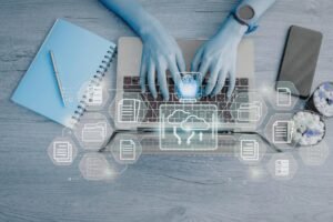 Hände mit digitaler Cloud- und Datenvisualisierung auf Laptop, Technologie, Innovation, Datenmanagem.