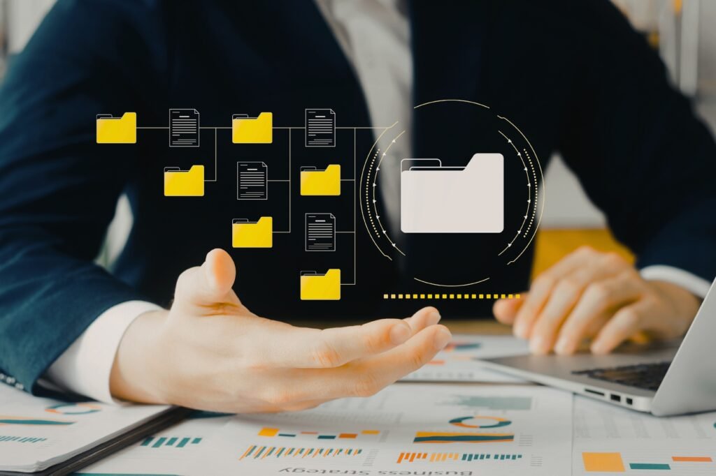 Ordnerverwaltung und digitale Dokumentenorganisation im Büro.