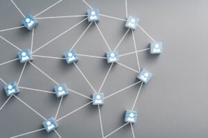 Verbindung von Personen in einem Netzwerk symbolisiert Zusammenarbeit.