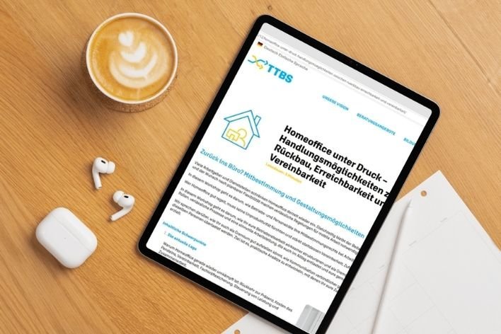 Tablet zeigt TTBS Thüringen Webseite zum Homeoffice unter Druck.