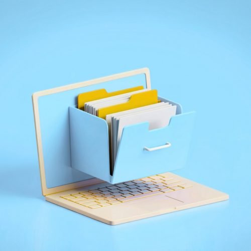 Digitale Aktenablage auf Laptop mit Ordnern, Büroorganisation, Dokumentenmanagement.