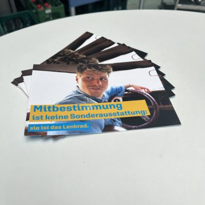 Maßnahme gegen Mitbestimmung in Thüringen, Flyer mit Slogan auf einem Tisch, demokratische Beteiligung, Betriebsrat, Gewerkschaft, Politik.