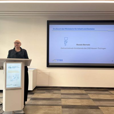 Mitgliederversammlung TTBS Thüringen, Renate Sternatz spricht vor Publikum, Fokus auf Arbeitsmarkt- und Sozialpolitik.
