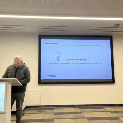 Innovativer TTBS Thüringen Präsentationsraum mit digitalem Display und Vortragsdesign.