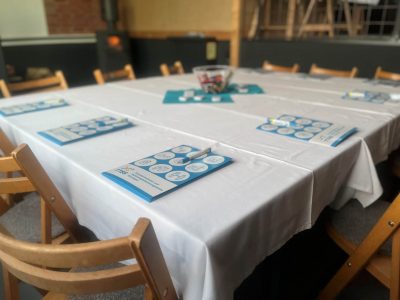 Oppo-Tisch mit Informationsmaterial und Stiften für ein Event bei TTBS Thüringen.